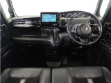 ◆視界広々で非常に運転しやすくロングドライブでも疲れを感じさせないすっきりとまとまったインパネ周りです。