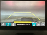 【バックカメラ】運転が苦手な方も車庫入れラクラクです!ギアをリバースに入れれば自動的に切り換わりますので、面倒な操作は不要です♪狭い駐車場もお車を傷つけず安心ですね!
