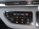 操作部に静電式タッチパネルを採用したフルオート・エアコンディショナー。Honda インターナビ同様、スマートフォン感覚の直感操作を実現しています。