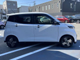 サイドから見ても素敵なデザインの軽自動車です!天井も高く室内空間も広く快適です☆