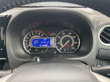 視認性の高いメーターで運転情報を的確に把握できます