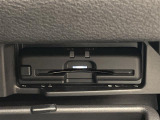 【ETC】有料道路を利用する際に料金所で停止することなく通過できる、ETC車載器(ノンストップ自動料金収受システム機器)が装備されています。セットアップを行うことで利用可能になります。