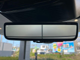 ランドローバー初のクリアサイトインテリアリアビューミラーは車体に装備したカメラによって、後方の映像がミラーに映し出されます。ミラーユニット下部のスイッチで簡単にモード切替も可能です。