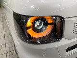 【LEDヘッドライト】悪天候や夜間走行時も良好な視界を確保し安心して運転できる高輝度LEDヘッドライトを装備!点灯速度が早く、消費電力も抑えられています。