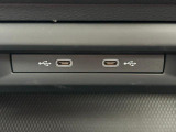 ショートカットボタン下には小物入れがあり、USB TYPE-Cと置くだけ充電(qi[ チー ] )に対応しています。