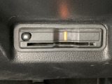 ハンドルの右下にETCがついています。高速道路の料金所の通過も楽々です。 カードの取り出しもしやすい場所についています。
