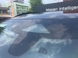 フロントガラスの上部には衝突軽減ブレーキの装置も付いており、より安全に運転を楽しんでいただくことができます。