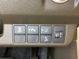 ハンドルの右側にはヘットライトリベライザーとHondaセンシング用のメインスイッチがついています。ヘッドライトリベライザーは道路状況や積荷の加重に応じてライトの高さを調節できます。