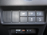サイドカーテンエアバックシステムは、側面衝突時に大人から子供までさまざまな体格の乗員の頭部や頚部を広範囲で保護。特にセンターピラーへの頭部衝突を防ぐ展開性能を実現しています。