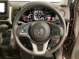 ハンドルにHondaセンシング系のクルーズコントロールやレーンキープアシストなどのスイッチと、オーディオの操作スイッチが装備されています。ハンドルから手を離さず安全に操作できます。