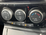 【オートエアコン】一度お好みの温度に設定すれば、車内の温度を検知し風量や温度を自動で調整。暑い&hellip;寒い&hellip;と何度もスイッチ操作をする必要はありません。快適な車内空間には必須の機能ですね♪