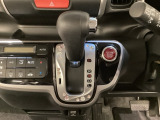 CVT車のセレクトレバーです。低速から高速まで、変速ショックのないスムーズな走りを実現するとともに、エンジン効率のよい領域を維持することで燃費にも貢献します。