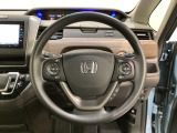 ハンドルにHondaセンシング系のクルーズコントロールやレーンキープアシストなどのスイッチと、オーディオの操作スイッチが装備されています。ハンドルから手を離さず安全に操作できます。