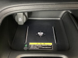 センターコンソールにはワイヤレス充電器を装備してます。Qi(チー)規格対応のスマートフォンなどを置くだけでワイヤレスで充電可能です。またスマートフォンの充電可能なUSB端子なども別途装備しています。