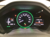 ハイブリット車専用のメーターです。中央のスピードメーターより左右のサブデスプレイで燃費や動力伝達などの情報が見れるようになっています。