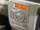 【オートエアコン】一度お好みの温度に設定すれば、車内の温度を検知し風量や温度を自動で調整。暑い&hellip;寒い&hellip;と何度もスイッチ操作をする必要はありません。快適な車内空間には必須の機能ですね♪