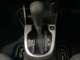 CVT車のセレクトレバーです。低速から高速まで、変速ショックのないスムーズな走りを実現するとともに、エンジン効率のよい領域を維持することで燃費にも貢献します。