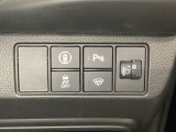 ハンドルの右側にHondaセンシング用のメインスイッチとパワーテールゲートスイッチがついています。パワーテールゲートスイッチは車内からでもテールゲートの開け閉めを電動でできます。
