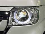 【LEDヘッドライト】悪天候や夜間走行時も良好な視界を確保し安心して運転できる高輝度LEDヘッドライトを装備!点灯速度が早く、消費電力も抑えられています。