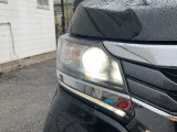 大光量で夜道や雨の日の安心感を高めるディスチャージヘッドライト(HID)。周囲の明るさに応じて自動点灯・消灯。そしてライトの消し忘れも防げるオートライトコントロール付き♪