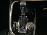 「e:HEV」は、モーター走行を中心にしながら電気エネルギーやエンジン動力を最も効率よく使い分けることができる賢いハイブリッドシステムです。サイドブレーキはスイッチ操作の電子制御パーキングブレーキです