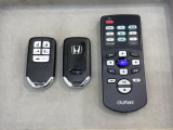 スマートキー付きですからドアロックの開閉およびエンジンスタートが楽々です。電動スライドドアの開け閉めもボタンで操作できます。ボタン操作でトランクが開けられる電動テールゲートのボタンもついています。