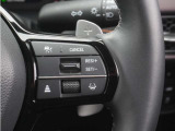 【アダプティブクルーズコントロール】ステアリングのスイッチを操作するとミリ波レーダーで先行車との距離を測定。設定を適切に保ちながら加速・減速、さらに停止まで自動に追従します。