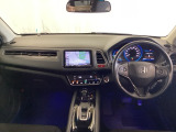車内は光触媒抗菌消臭施工済です。インパネ周りはスタイリッシュなデザインで機能や装備も充実しています。グローブボックスやカップホルダーのほかにトレーなどたくさんの収納スペースが付いています。