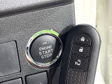 【キーフリーシステム】カバンやポケットに入れたままでもドアの施錠・解錠が可能なスマートキーを装備。エンジンのオン・オフ時もカギを取り出す必要が無いからとっても便利です♪