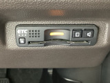 ハンドルの右下にETCがついています。高速道路の料金所の通過も楽々です!。 カードの取り出しもしやすい場所についています。