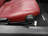 運転席シートは前後調整とリクライニングに加えて、膝元の高さ調整が可能です。