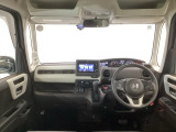 【前方視界】開放的な前方視界!運転がしやすく疲れにくいです♪窓が大きく、見通しがとっても良いおクルマですよ♪