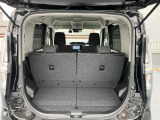 バックドアは上開き跳ね上げ式で、開口も広め!スムーズな荷物の出し入れでアウトドアも楽しくなりそう♪