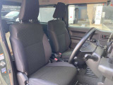 適度なホールド感で運転しやすいフロントシートです☆もちろんプロによるクリーニング済みで気持ちよく運転していただけます。