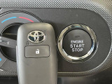 【キーフリーシステム】カバンやポケットに入れたままでもドアの施錠・解錠が可能なスマートキーを装備。エンジンのオン・オフ時もカギを取り出す必要が無いからとっても便利です♪