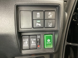 両側電動スライドドアは運転席から操作ができるよう、操作スイッチが付いています。Hondaセンシング用のVSA(ABS+TCS+横滑り抑制)解除と路外逸脱抑制機能などのスイッチもあります。