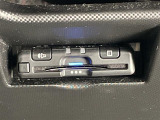 【ETC】有料道路を利用する際に料金所で停止することなく通過できる、ETC車載器(ノンストップ自動料金収受システム機器)が装備されています。セットアップを行うことで利用可能になります。