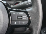 【アダプティブクルーズコントロール】ステアリングのスイッチを操作するとミリ波レーダーで先行車との距離を測定。設定を適切に保ちながら加速・減速、さらに停止まで自動に追従します。
