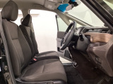 座面も厚みがあり背もたれも高く、広い足元にゆったり座れるシートです。運転席と助手席の間が空いている為、助手席側への移動がスムーズです。交通量の多い道でも助手席側から乗り降りができます。