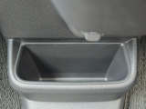 足元には便利なセンターロアボックスを設置。車内を整理しやすく、使い勝手の良さが魅力です。