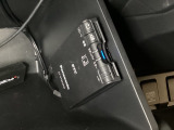 グローブBOX内のカードの取り出しもしやすい場所にETC(社外品)がついています。高速道路の料金所の通過もラクラクです!。