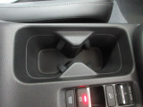 運転席からも助手席からも手の届きやすい位置にドリンクホルダーが付いています。
