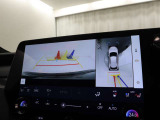 車両の前後左右に搭載したカメラから取り込んだ映像を合成し、車両を上から見た様な映像をナビゲーション画面に表示する事が出来る、パノラミックビューモニター装備