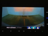 【バックカメラ】運転が苦手な方も車庫入れラクラクです!ギアをリバースに入れれば自動的に切り換わりますので、面倒な操作は不要です♪狭い駐車場もお車を傷つけず安心ですね!