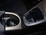 運転席と助手席の間には『カップホルダー』が装備されています。お飲み物やボトルタイプに空気清浄機など色々試してみてください!