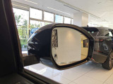【ブラインドスポットモニター】車外の車をいち早く検知しドライバーに知らせるドライバーアシスト機能となっております。