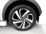 純正17インチのアルミホイールは、やっぱり車にピッタリマッチするデザインですね。