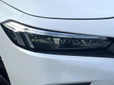【LEDヘッドライト】悪天候や夜間走行時も良好な視界を確保し安心して運転できる高輝度LEDヘッドライトを装備!点灯速度が早く、消費電力も抑えられています。