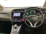 車内は光触媒抗菌消臭施工済です。スタイリッシュなデザインでスポーティなインパネ周りを演出します。グローブボックスやカップホルダーのほかにトレーなどたくさんの収納スペースが付いています。