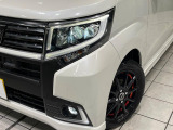 【LEDヘッドライト】悪天候や夜間走行時も良好な視界を確保し安心して運転できる高輝度LEDヘッドライトを装備!点灯速度が早く、消費電力も抑えられています。